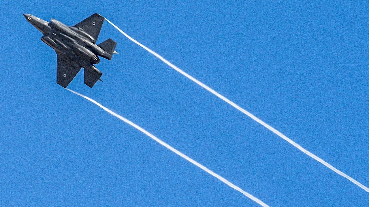 Avion de vânătoare israelian doboară un aparat de zbor iranian, o premieră pentru un F-35 Un avion de vânătoare stealth F-35I „Adir” al Israelului a doborât un avion de antrenament Yak-130 al Forțelor Aeriene Iraniene, marcând o premieră istorică: este prima dată când acest tip de avion avansat doboară un avion cu echipaj uman în luptă