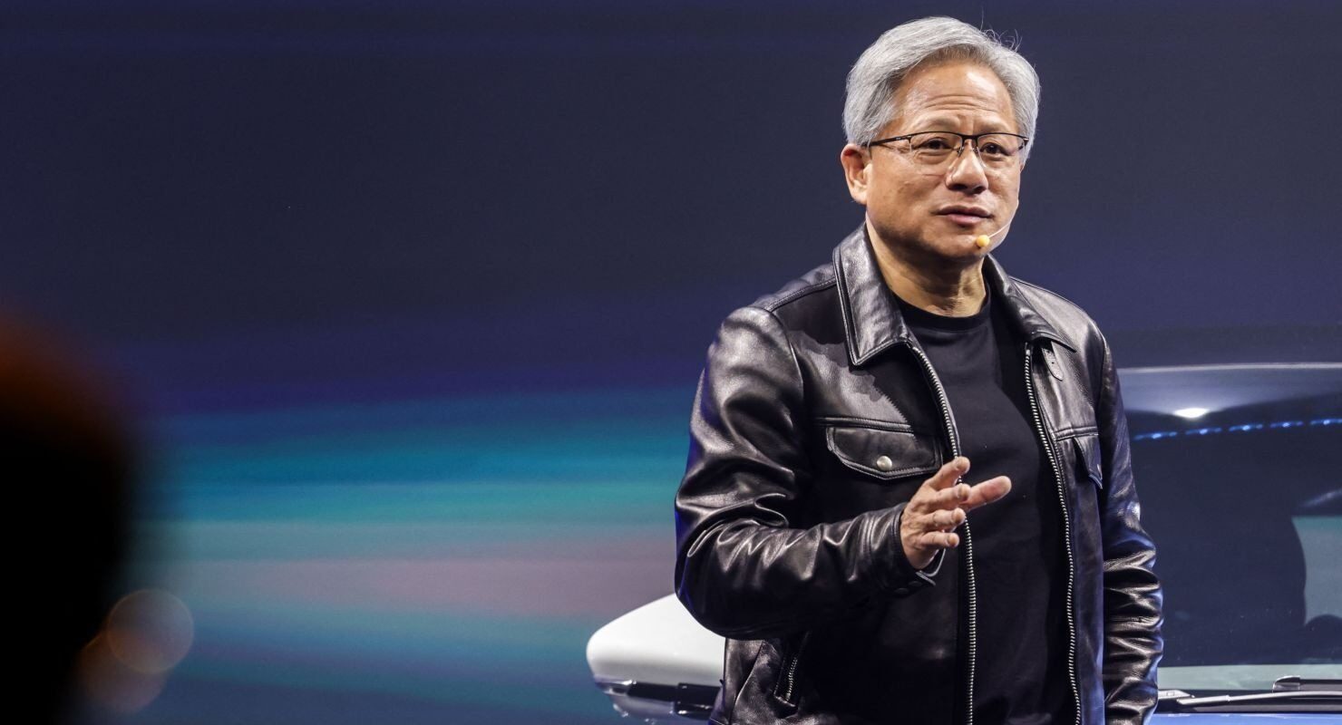 Nvidia pariază pe inferență: noua miză uriașă în domeniul inteligenței artificiale Gigantul producător de cipuri Nvidia își mută atenția strategică de pe antrenarea modelelor de inteligență artificială (AI) pe inferență, procesul prin care aceste modele sunt utilizate în aplicații reale
