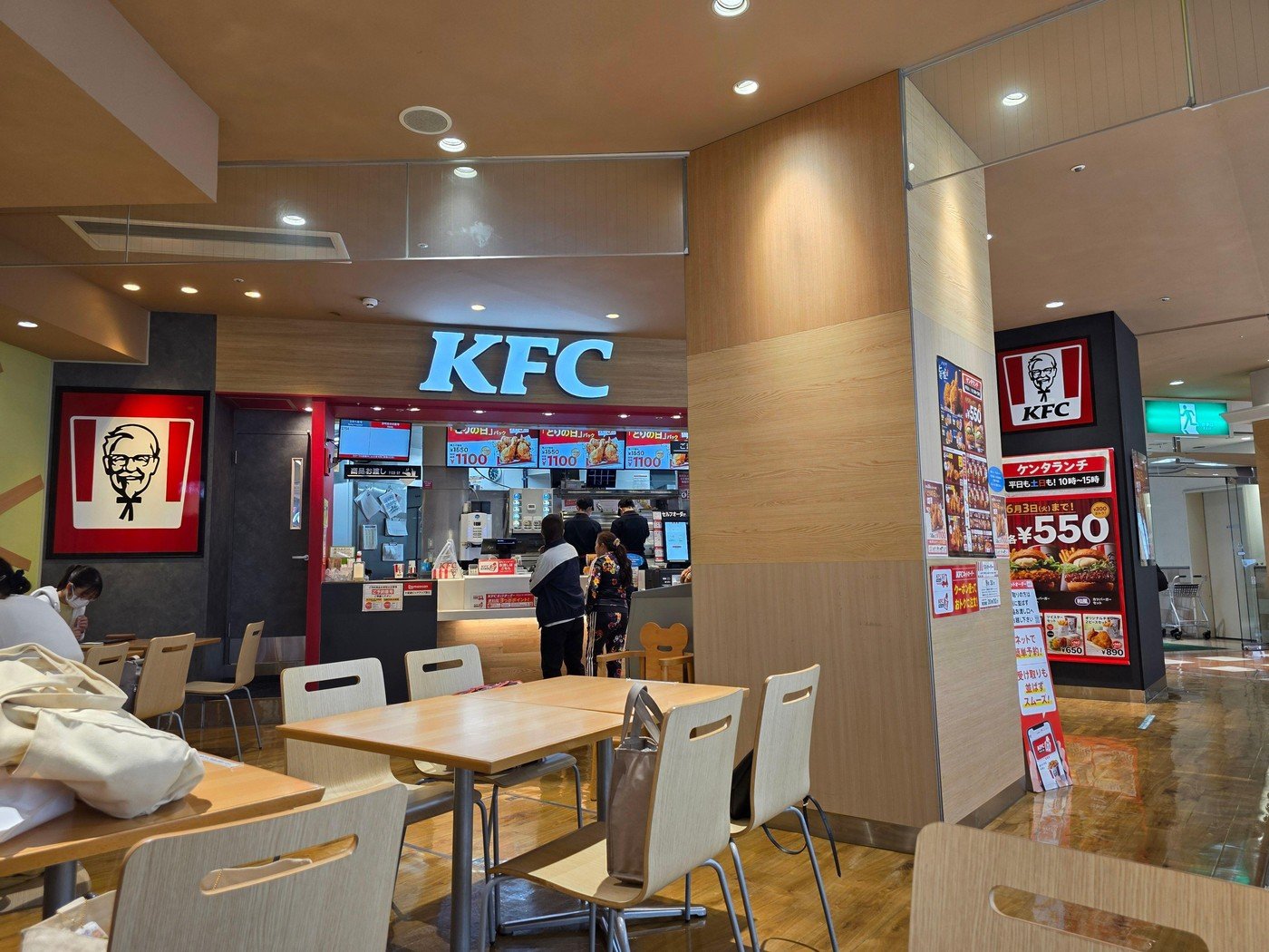 Sphera Franchise Group va deschide 11 restaurante noi în România în 2026, cu accent pe KFC Sphera Franchise Group, operatorul lanțurilor de restaurante KFC, Taco Bell și Hard Rock Cafe, plănuiește să deschidă 11 noi locații în România în 2026