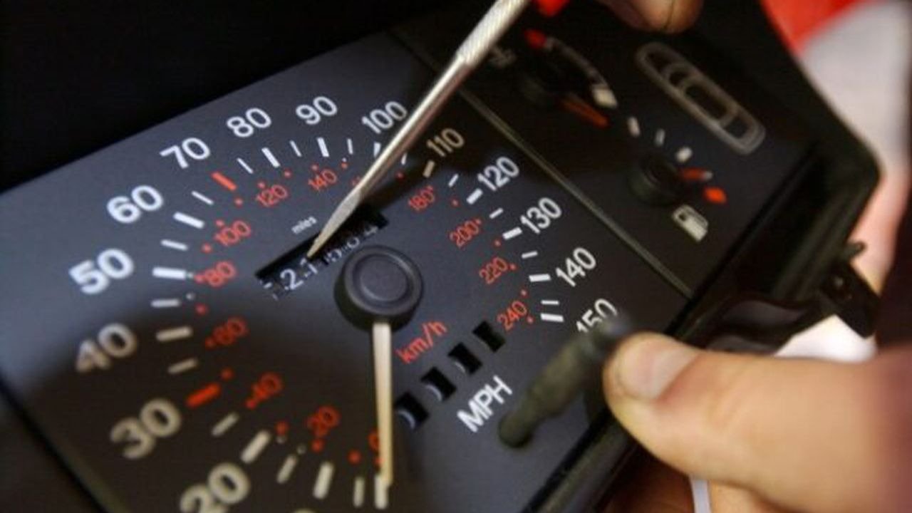 Kilometrajul, un factor critic în evaluarea mașinilor second-hand Pentru mulți români interesați să achiziționeze o mașină second-hand, prețul, modelul și anul de fabricație sunt adesea primele criterii luate în considerare