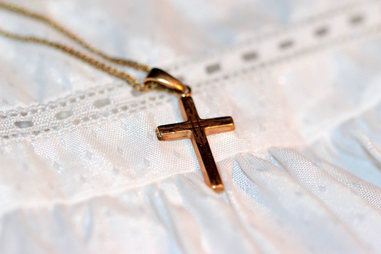 Bijuterii religioase, noul trend în modă. Societatea e pregătită pentru sacramente?