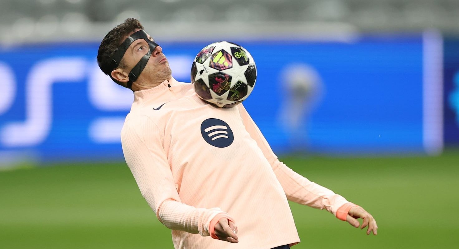 Why is Robert Lewandowski wearing a mask for Barcelona’s first leg against Newcastle 