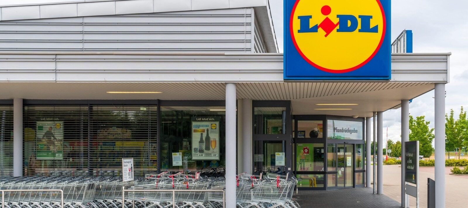 Salariul minim crește, veniturile angajaților din retail se majorează Începând cu 1 ianuarie 2025, salariul minim brut pe economie va fi majorat la 4.050 de lei, conform informațiilor publicate de publicația economică Ziarul Financiar