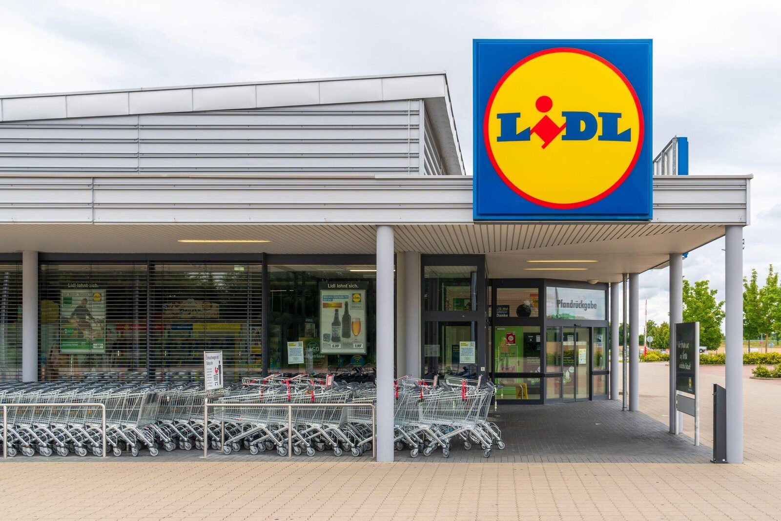 Salariul minim crește, veniturile angajaților din retail se majorează Începând cu 1 ianuarie 2025, salariul minim brut pe economie va fi majorat la 4.050 de lei, conform informațiilor publicate de publicația economică Ziarul Financiar