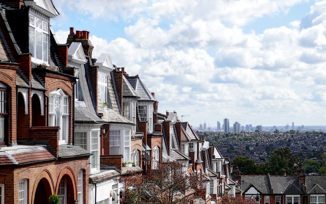 Magnatul iranian de la Londra: Afaceri imobiliare de sute de milioane de euro și suspiciuni de spionaj Un nume sonor, legat de conducerea supremă a Iranului, se află în centrul unei investigații privind un vast portofoliu imobiliar în inima Londrei