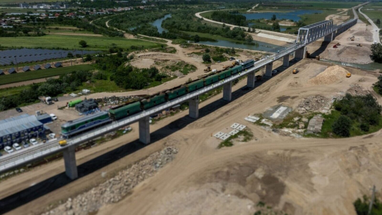 Lucrările la calea ferată București-Giurgiu perturbă traficul: autobuzele de înlocuire înregistrează întârzieri și bilete mai scumpe Începând de luni, 16 martie, călătorii care obișnuiau să folosească trenul direct între București și Giurgiu se confruntă cu schimbări