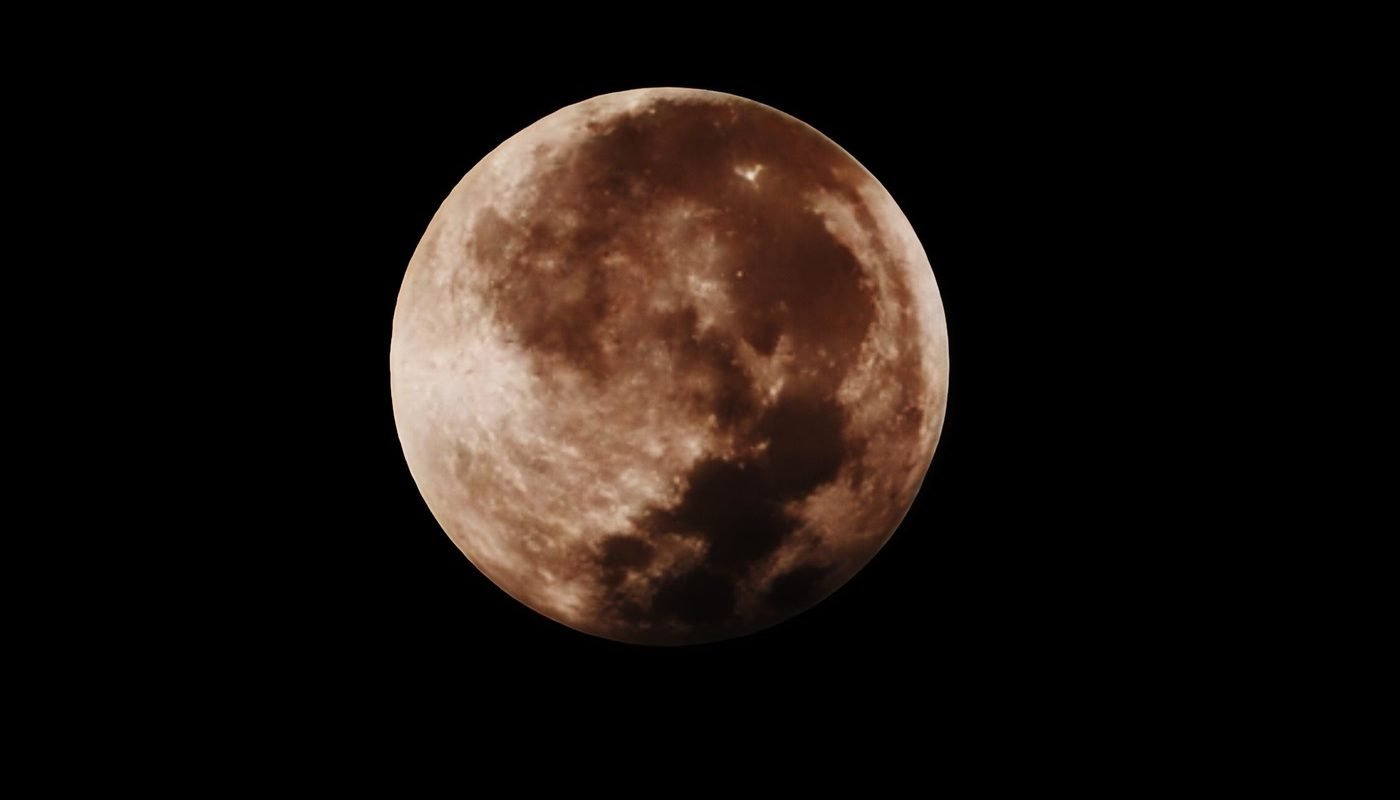 Eclipsa totală de Lună sau „Luna Sângerie” are loc astăzi. Unde se poate vedea