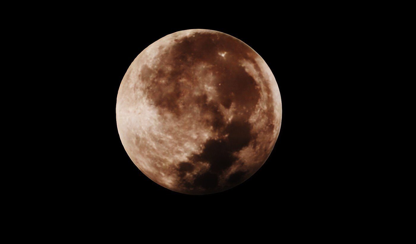 „Lună Sângerie” pe cerul lumii: România ratează spectacolul, dar are parte de viitoare eclipse Marți, 3 martie, cerul oferă un spectacol astonomic impresionant, cu o eclipsă totală de Lună, fenomen cunoscut popular drept „Lună Sângerie” datorită culorii roșiatice pe care o capătă satelitul natural al Pământului