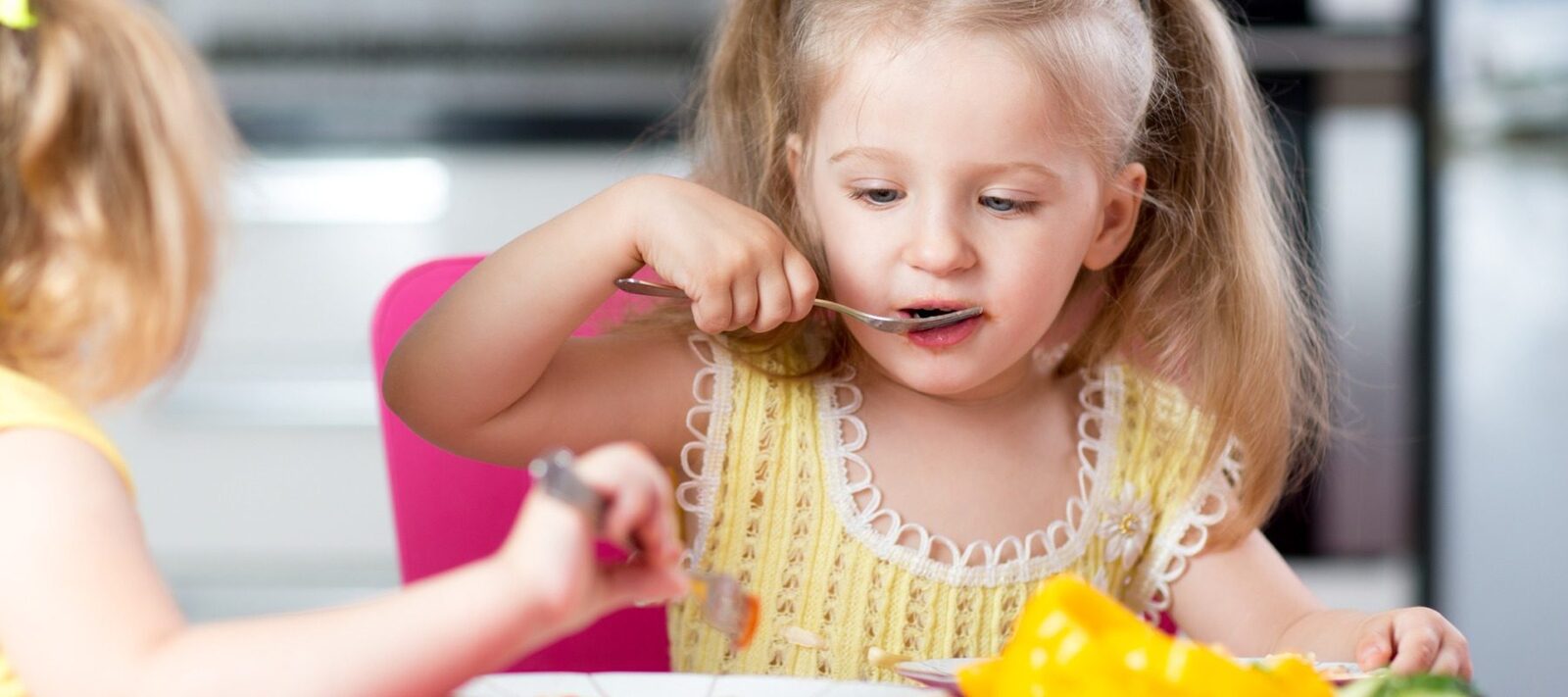 Mâncatul emoțional la copii: Un fenomen normal, dar care necesită atenție Mâncatul emoțional, adică tendința copiilor de a consuma alimente ca răspuns la emoții, este un comportament normal, potrivit specialiștilor