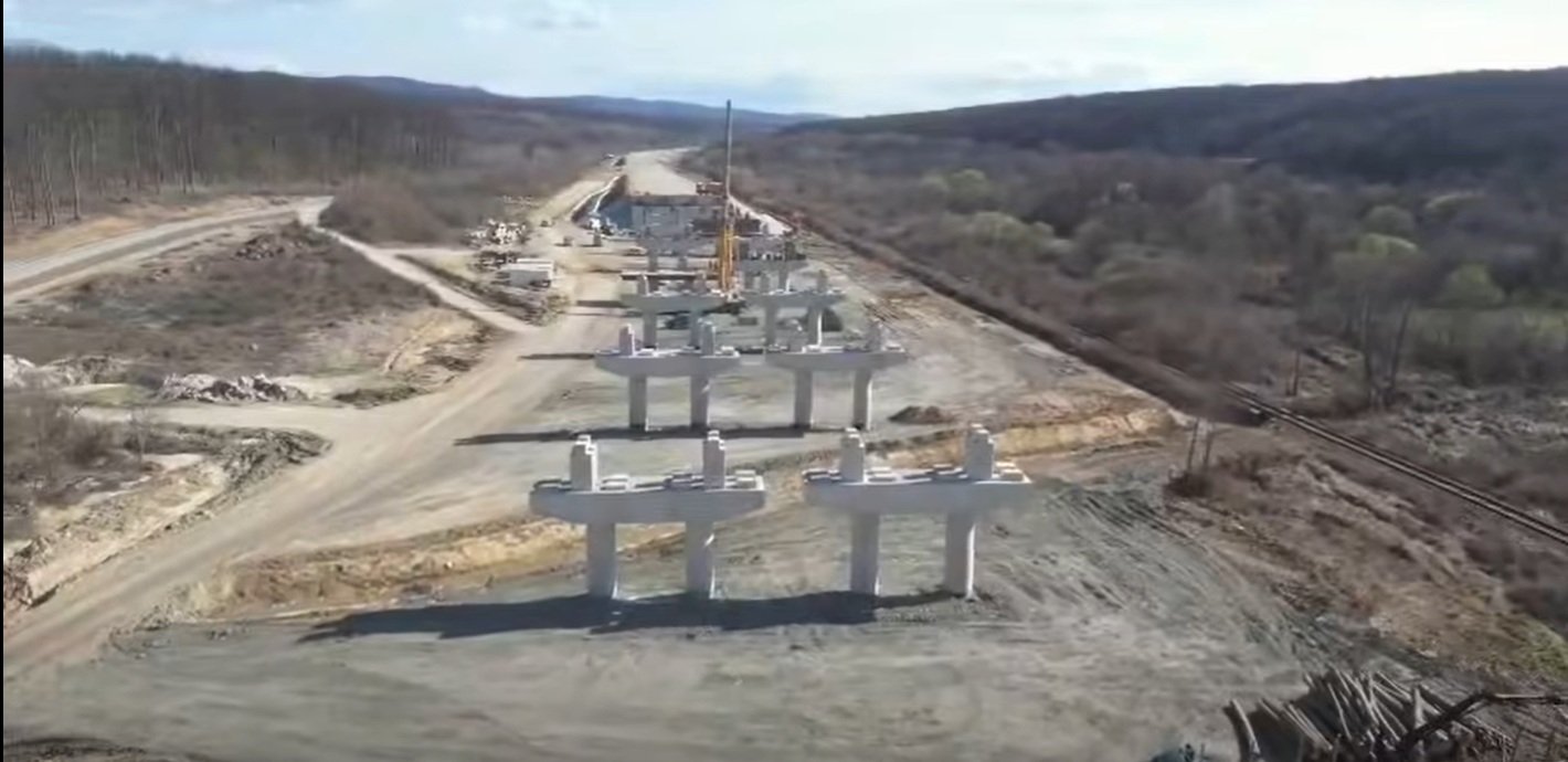 Autostrada Lugoj – Deva: Secțiunea Margina – Holdea a ajuns la 56% din execuție Lucrările pe secțiunea Margina–Holdea a Autostrăzii Lugoj–Deva (A1) au atins un stadiu fizic de 56%, conform anunțului făcut de Cristian Pistol, directorul general al CNAIR