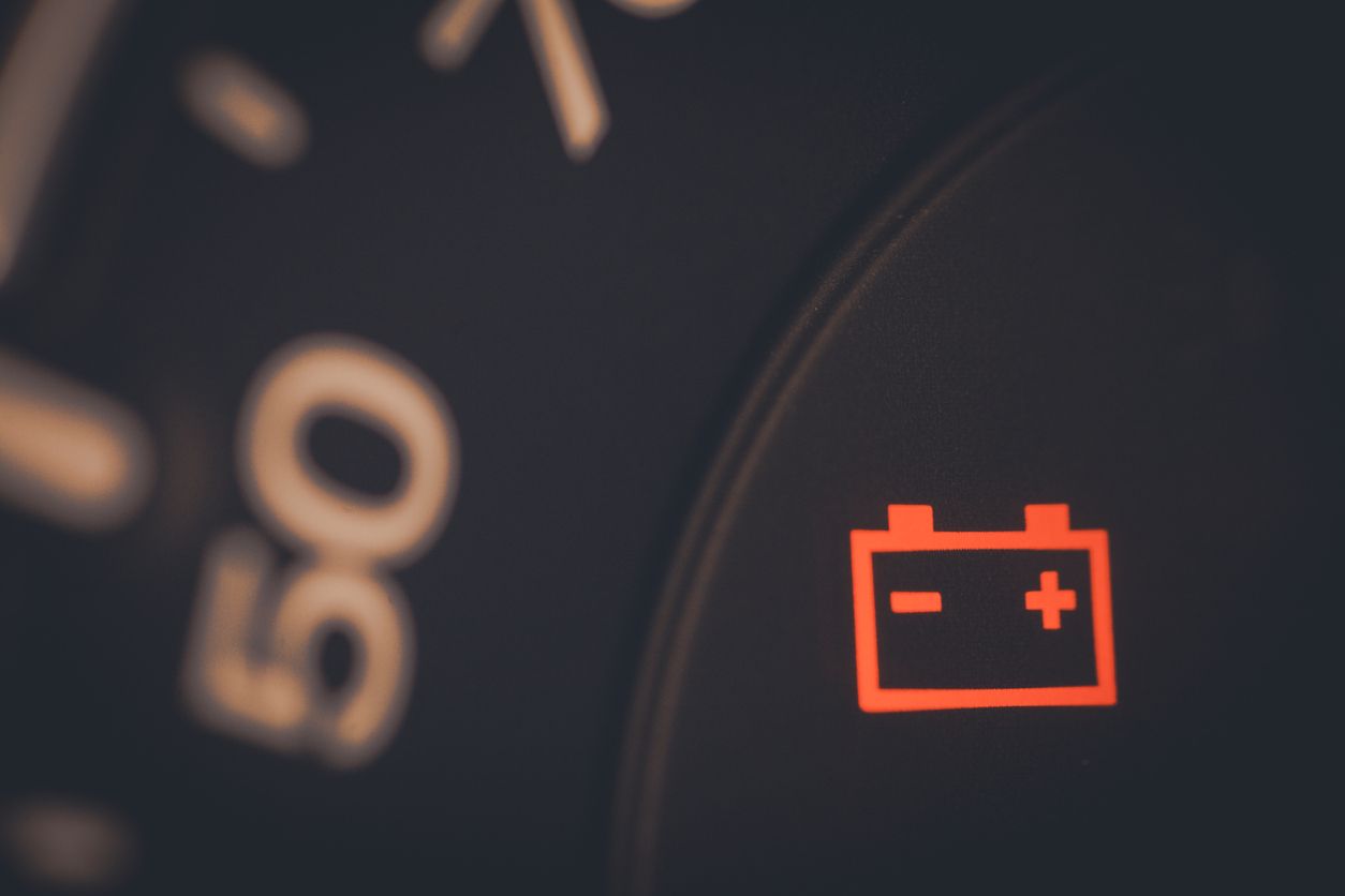 Bateria de 12V, un inamic ascuns al mașinilor electrice și hibride Problemele electrice la mașinile hibride și electrice pot fi adesea atribuite, în mod eronat, unor defecțiuni majore