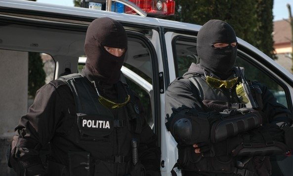 Descinderi spectaculoase în Timișoara: Clanul Cîrpaci, vizat de investigații germane Polițiști de la Crimă Organizată și procurori DIICOT au efectuat joi percheziții la proprietățile clanului Cîrpaci din Timișoara, în baza unui mandat emis de autoritățile germane din Munchen