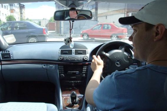 Amenzi pentru șoferii cu mașini cu volan pe dreapta Poliția Rutieră a aplicat amenzi unui număr de aproximativ 600 de șoferi care conduceau autovehicule cu volanul pe partea dreaptă, conform unui comunicat al instituției