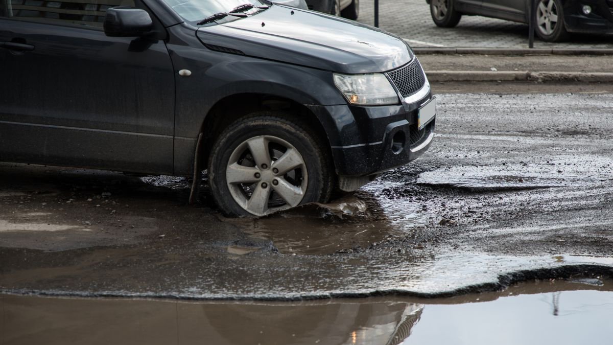 Groapă în asfalt, jantă avariată: ce faci imediat după impact Un șofer prudent reacționează rapid după ce mașina intră într-o groapă sau suferă un impact