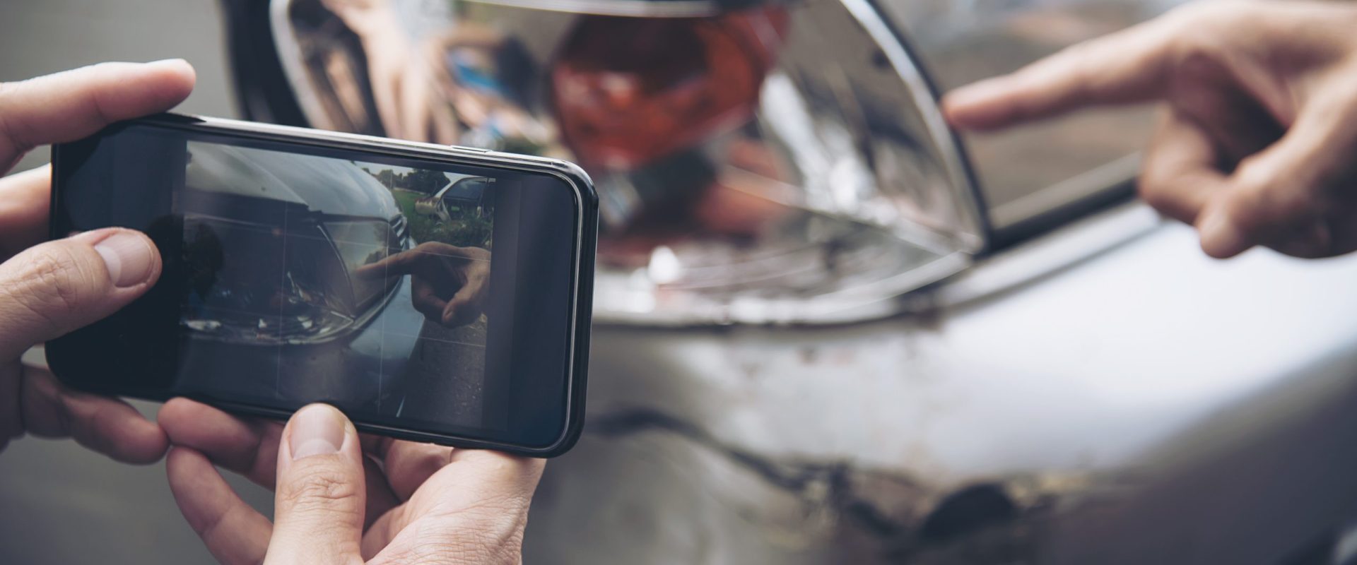 Ce faci dacă lovești o mașină în parcare și proprietarul nu este de față Un incident minor într-o parcare poate genera bătăi de cap considerabile, mai ales dacă proprietarul mașinii avariate nu este de găsit