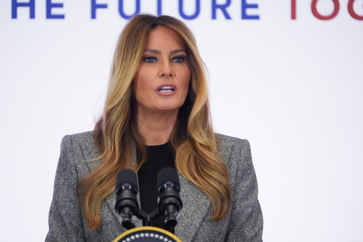 Mirabela Grădinaru, prezentă la un summit internațional pe tema educației, organizat de Melania Trump Mirabela Grădinaru, considerată de mulți o figură agreabilă, a reprezentat România la un summit internațional dedicat educației, eveniment organizat de Prima Doamnă a Statelor Unite ale Americii, Melania Trump