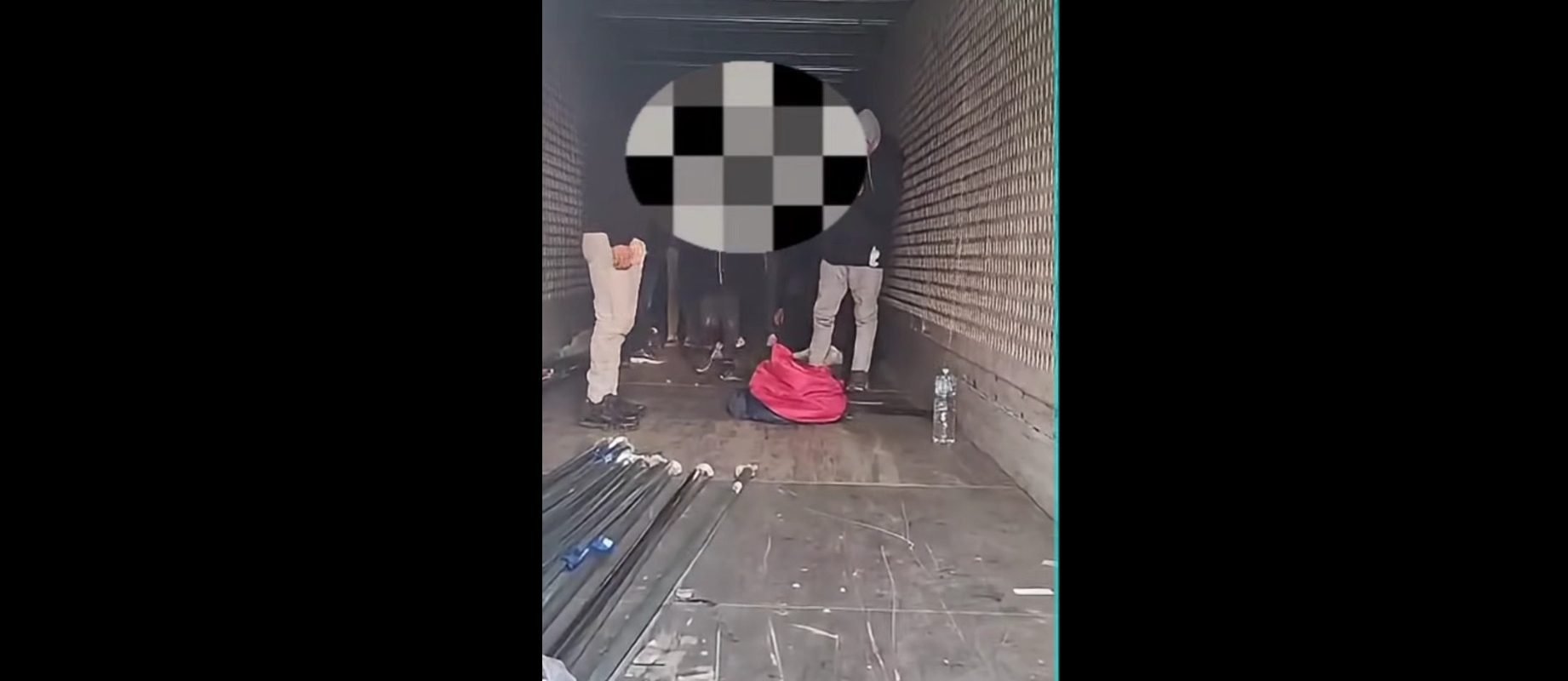 Migranți egipteni descoperiți ascunși într-un camion pe A1 Un adult și opt minori, cetățeni egipteni, au fost găsiți de jandarmi ascunși într-un camion pe Autostrada A1, intrând ilegal în România