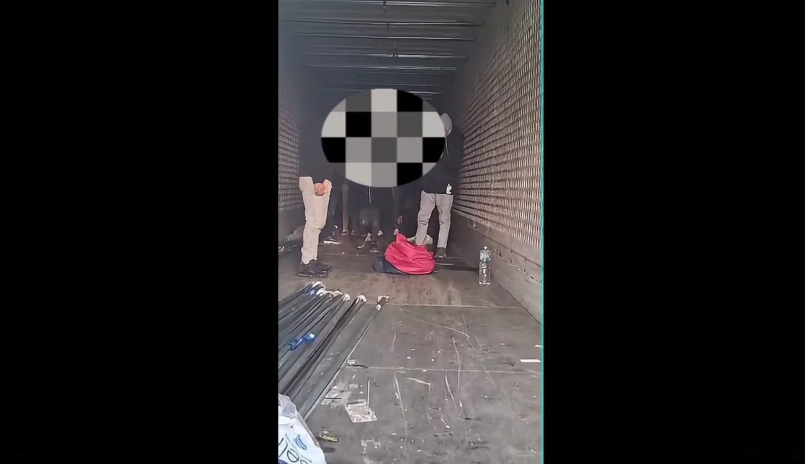 Migranți egipteni descoperiți ascunși într-un camion pe A1 Un adult și opt minori, cetățeni egipteni, au fost găsiți de jandarmi ascunși într-un camion pe Autostrada A1, intrând ilegal în România