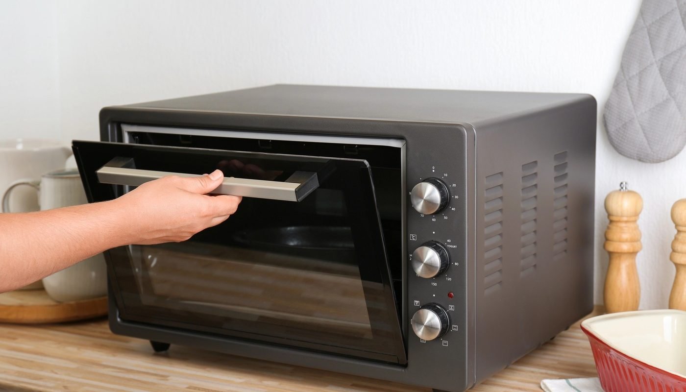 Curățenia de primăvară în bucătărie: cum să îngrijești corect mini-cuptorul Un mini-cuptor curat nu doar arată mai bine, dar funcționează și mai eficient