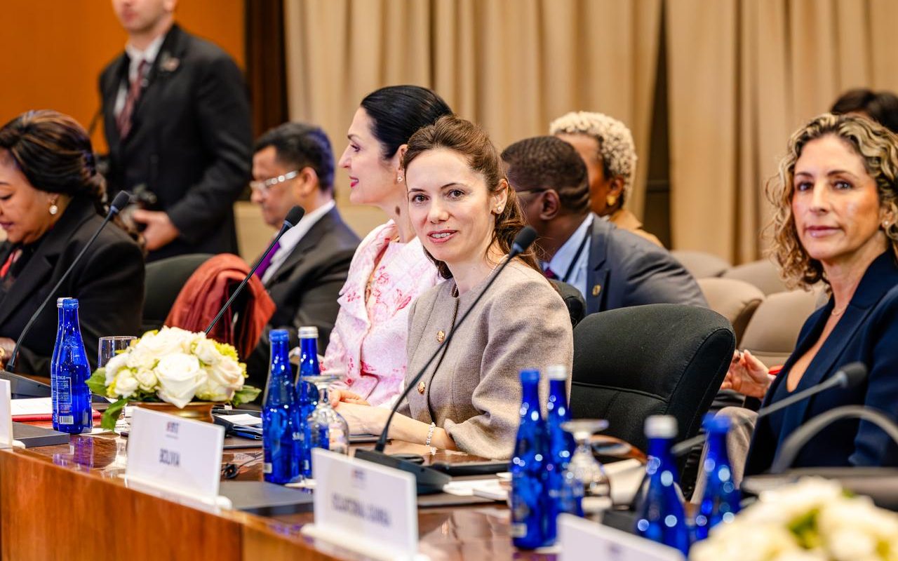 Gafe diplomatice la un summit despre educația digitală: România, reprezentată greșit Evenimentul organizat recent la Casa Albă, dedicat educației digitale, a adunat oficiali din mai multe state, specialiști în tehnologie și experți în educație