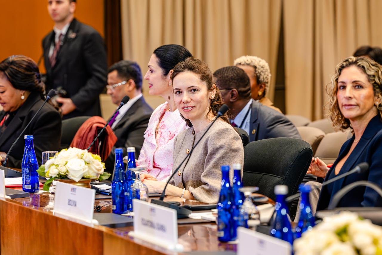 Gafe diplomatice la un summit despre educația digitală: România, reprezentată greșit Evenimentul organizat recent la Casa Albă, dedicat educației digitale, a adunat oficiali din mai multe state, specialiști în tehnologie și experți în educație