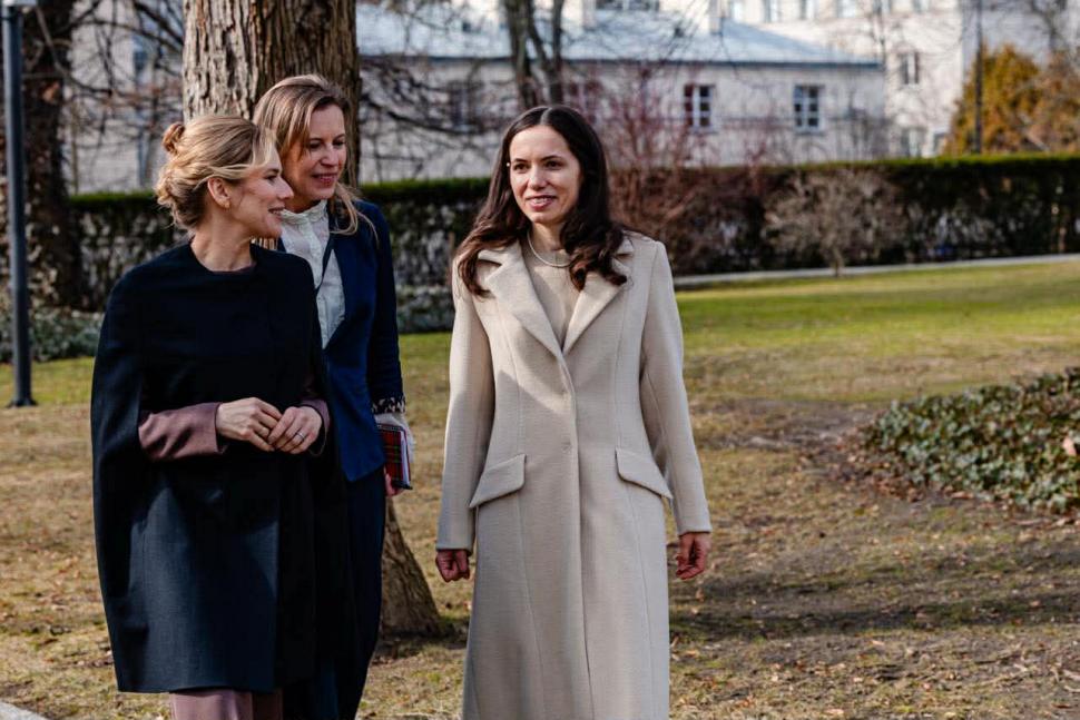 Vizită oficială în Polonia: Mirabela Grădinaru, remarcată pentru eleganța sa Cuplul prezidențial român a efectuat o vizită oficială în Polonia, unde a fost primit de omologul polonez, Karol Nawrocki, și de soția acestuia