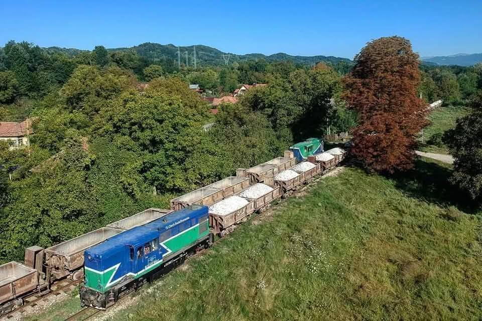 Mocănița din Vâlcea, pe cale să reînvie: Trenul turistic revine pe șine Râmnicu Vâlcea, România – Mocănița, trenul cu ecartament îngust care până în 2019 transporta calcar de la Costești, ar putea fi readusă la viață
