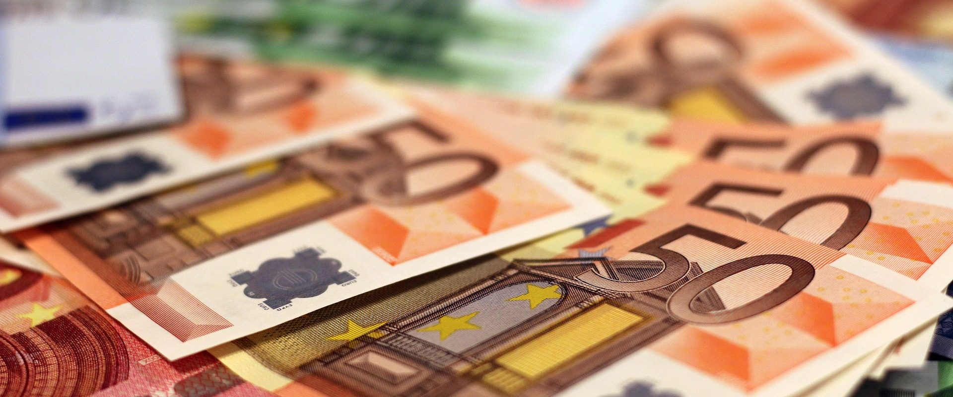 Bancnote de 5 euro împrăștiate pe o șosea din Italia: o scenă de film care iscă întrebări O întâmplare cel puțin neobișnuită a avut loc vineri după-amiaza pe șoseaua de centură sudică a orașului Squinzano, situat în provincia Lecce din sudul Italiei