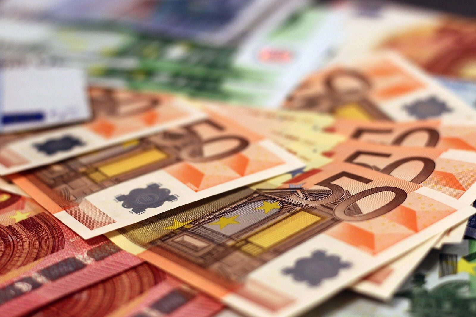 Bancnote de 5 euro împrăștiate pe o șosea din Italia: o scenă de film care iscă întrebări O întâmplare cel puțin neobișnuită a avut loc vineri după-amiaza pe șoseaua de centură sudică a orașului Squinzano, situat în provincia Lecce din sudul Italiei