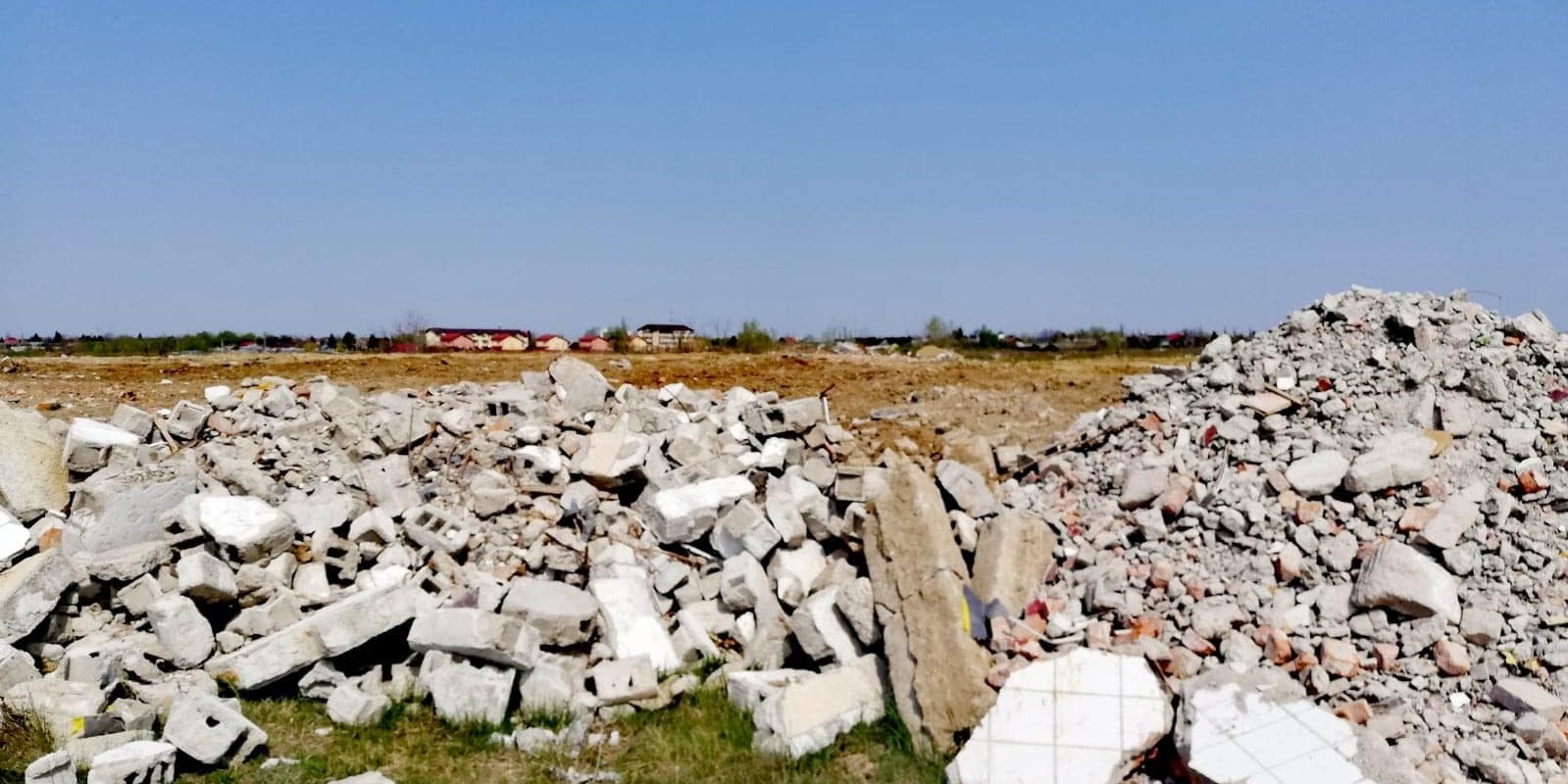 Sute de tone de deșeuri din construcții, depozitate ilegal în județul Arad Primăria Șilindia, județul Arad, riscă o amendă de până la 100.000 de lei după ce Garda de Mediu a descoperit sute de tone de deșeuri provenite din construcții depozitate ilegal pe marginea unui drum județean