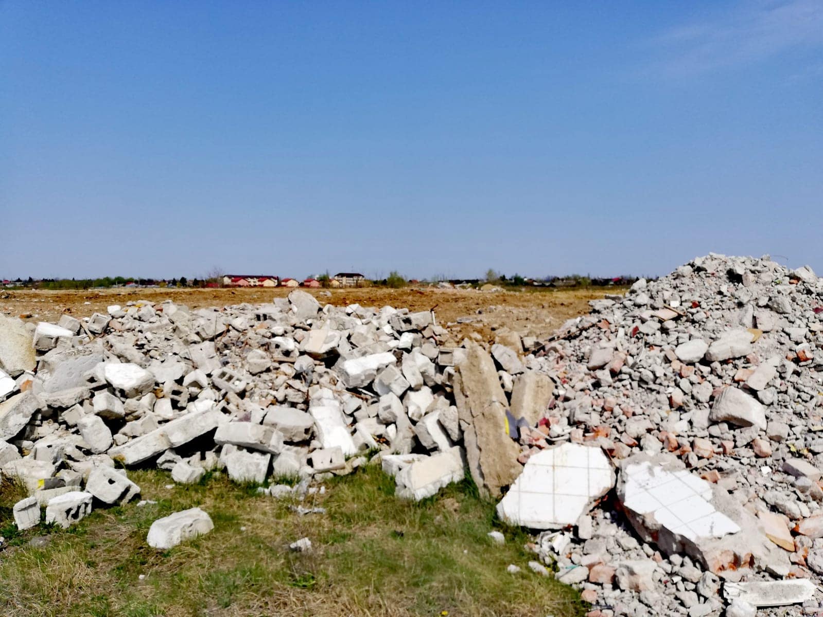 Sute de tone de deșeuri din construcții, depozitate ilegal în județul Arad Primăria Șilindia, județul Arad, riscă o amendă de până la 100.000 de lei după ce Garda de Mediu a descoperit sute de tone de deșeuri provenite din construcții depozitate ilegal pe marginea unui drum județean