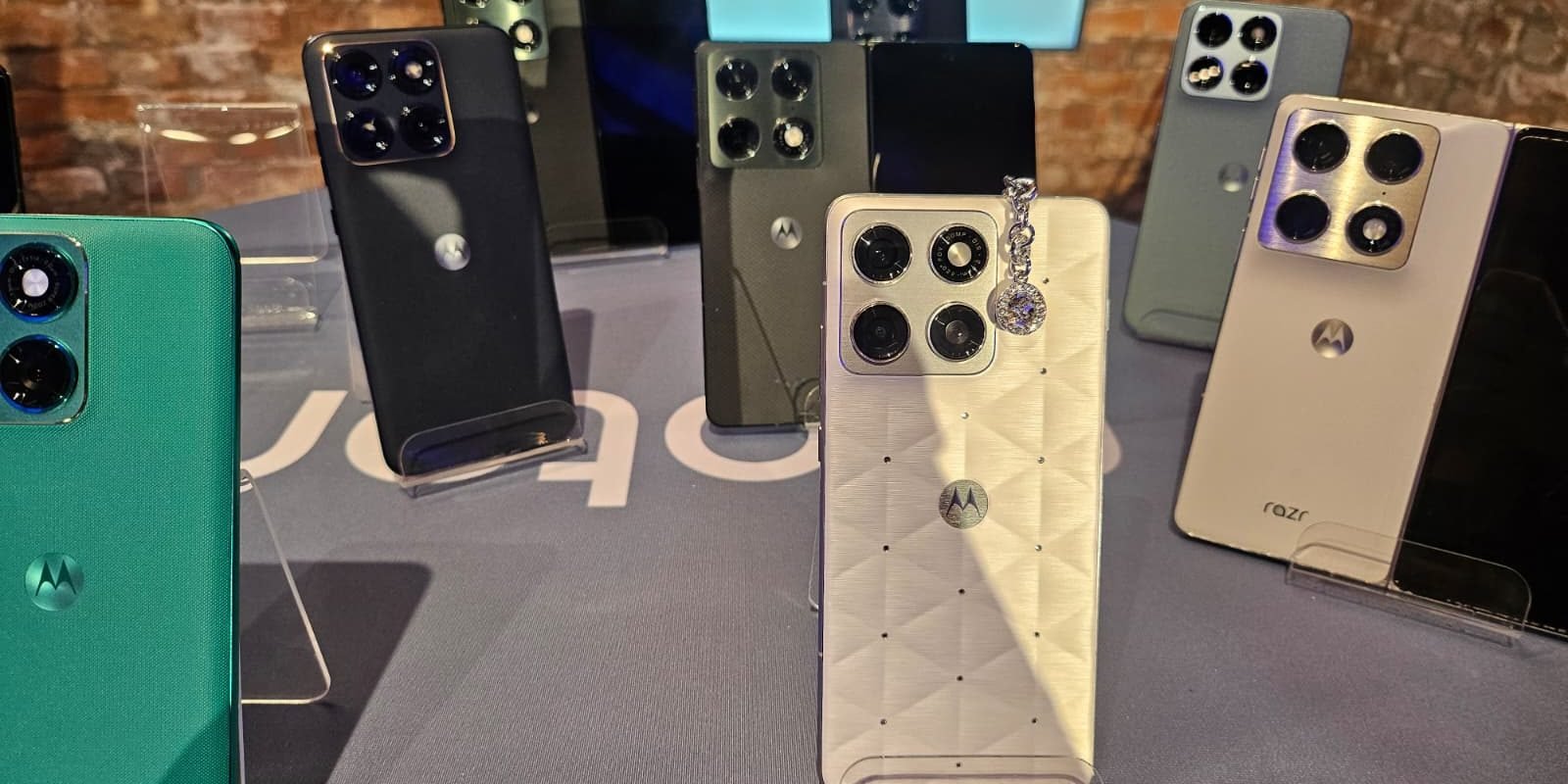 Motorola explorează fotografia mobilă prin lentila experiențelor reale Motorola lansează o campanie inedită, #GoldenPhotography, prin care își propune să demonstreze capacitățile fotografice ale smartphone-urilor sale, punând accent pe autenticitate și pe modul în care acestea surprind momentele unice din viața de zi cu zi