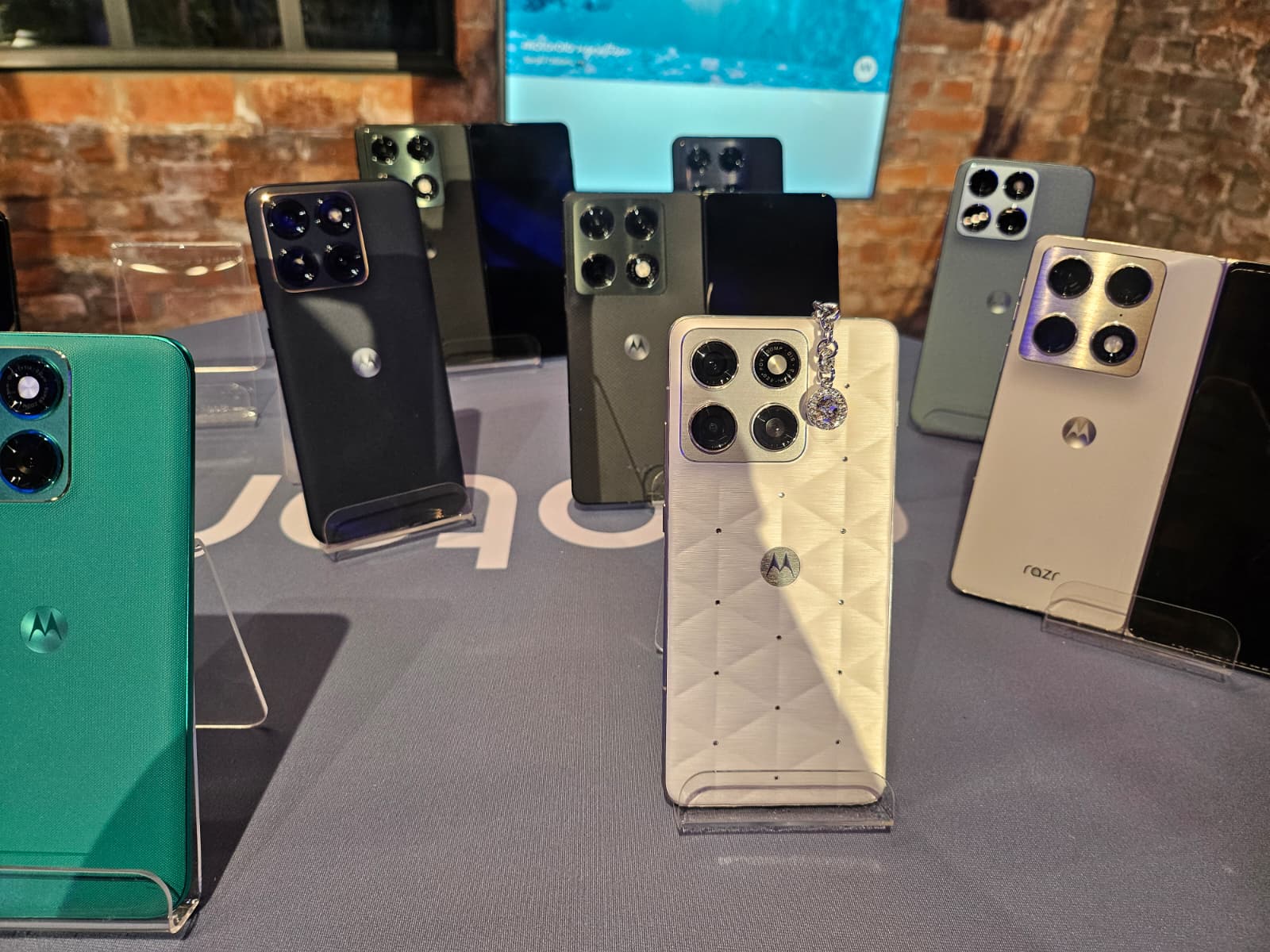Motorola explorează fotografia mobilă prin lentila experiențelor reale Motorola lansează o campanie inedită, #GoldenPhotography, prin care își propune să demonstreze capacitățile fotografice ale smartphone-urilor sale, punând accent pe autenticitate și pe modul în care acestea surprind momentele unice din viața de zi cu zi