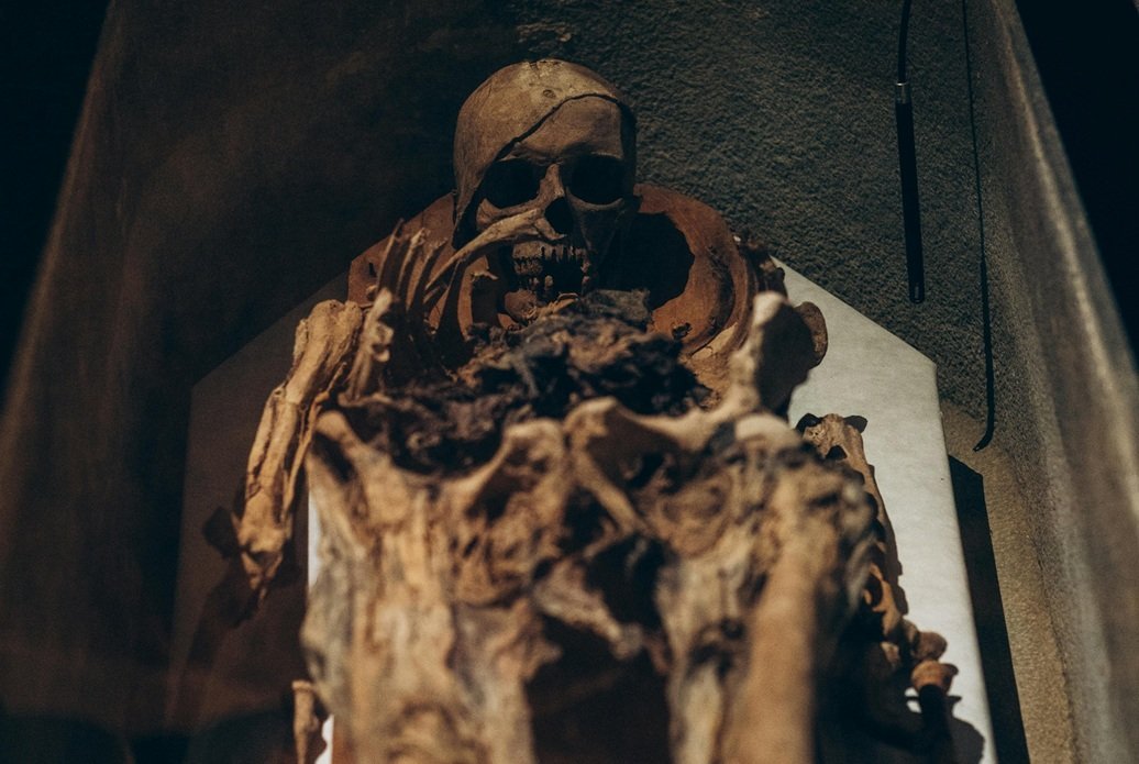 O descoperire arheologică recentă aduce o perspectivă nouă asupra practicilor funerare timpurii, dezvăluind dovezi ale conservării intenționate a osemintelor umane prin afumare, în urmă cu peste 10.000 de ani