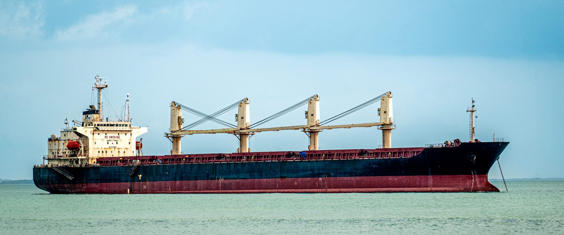 SUA trimit nave de război pentru a proteja transportul maritim în strâmtoarea Ormuz Marina militară americană se pregătește să escorteze navele comerciale care traversează strâmtoarea Ormuz, o arteră vitală pentru comerțul energetic global