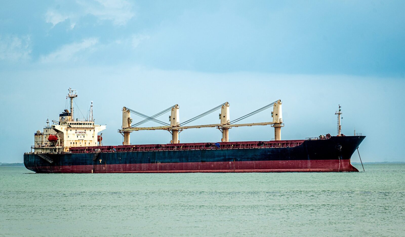 SUA trimit nave de război pentru a proteja transportul maritim în strâmtoarea Ormuz Marina militară americană se pregătește să escorteze navele comerciale care traversează strâmtoarea Ormuz, o arteră vitală pentru comerțul energetic global