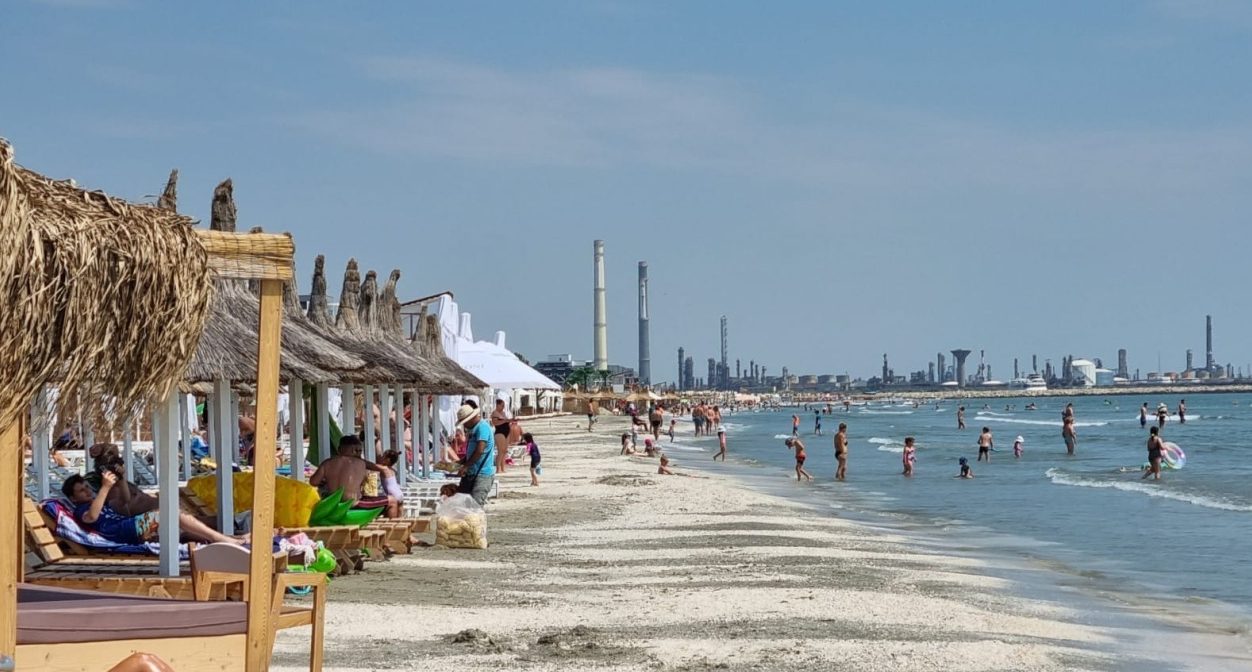 Operatorii de plajă acuză licitațiile pentru sectoarele de nisip, lipsite de utilități Asociația Operatorilor de Plajă (AOP) a deschis un nou front de luptă cu autoritățile, contestând licitațiile pentru sectoarele de plajă scoase la vânzare de stat