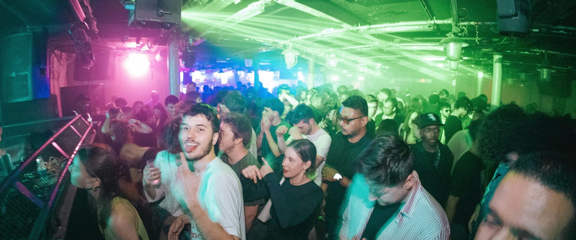 Consumul excesiv de alcool în rândul tinerilor din generația Z: un studiu alarmant Un nou studiu realizat de University College London (UCL) arată că o mare parte dintre tinerii adulți din generația Z au raportat consum excesiv de alcool
