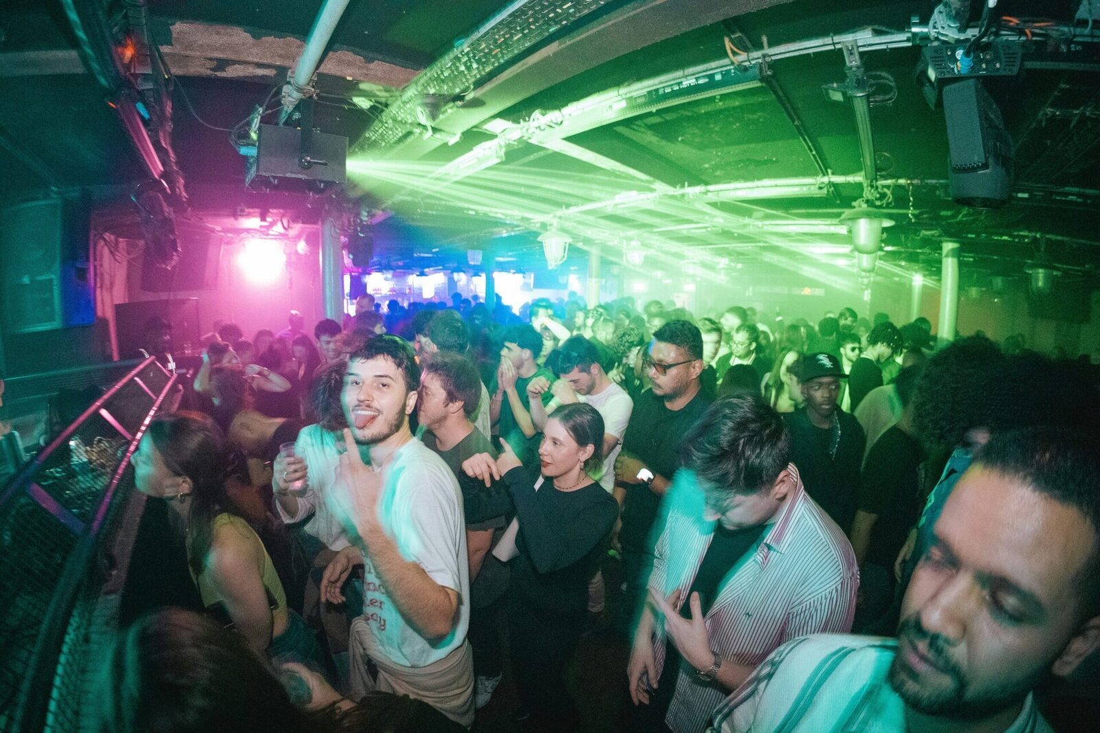 Consumul excesiv de alcool în rândul tinerilor din generația Z: un studiu alarmant Un nou studiu realizat de University College London (UCL) arată că o mare parte dintre tinerii adulți din generația Z au raportat consum excesiv de alcool