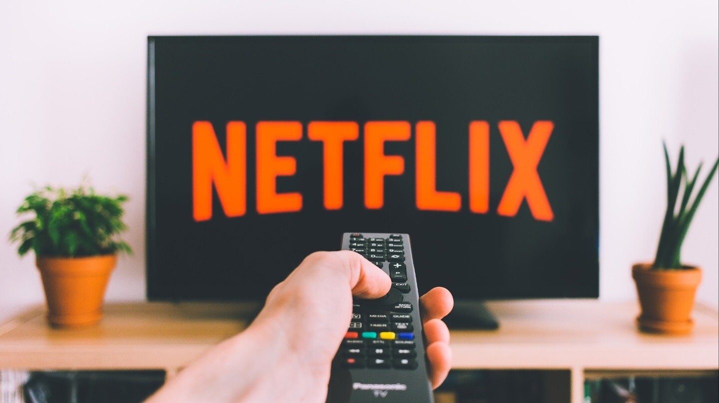 Cum să găsești rapid filme bune pe Netflix: Ghidul simplu al unui consumator eficient Te-ai așezat confortabil, ai popcornul pregătit, dar ești blocat în fața ecranului Netflix, pierzând minute prețioase în căutarea filmului perfect? Nu ești singur