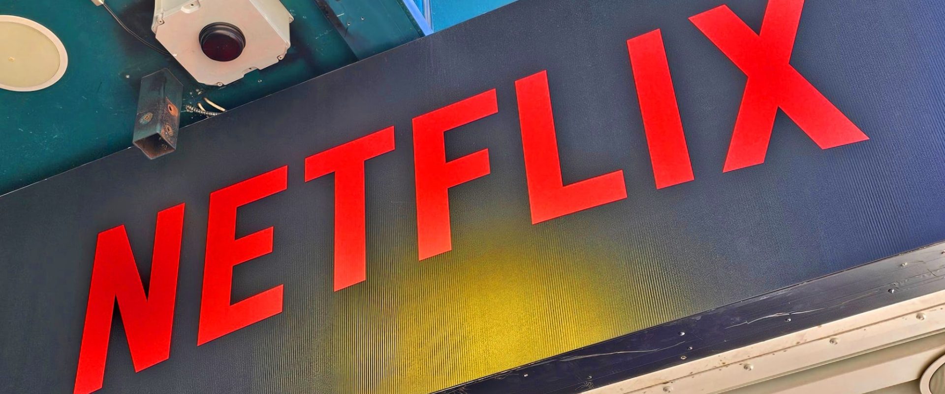 Netflix crește prețurile abonamentelor: Cât vor plăti românii în plus Gigantul de streaming Netflix a anunțat o majorare a prețurilor pentru abonamentele sale, o decizie care va afecta și utilizatorii din România