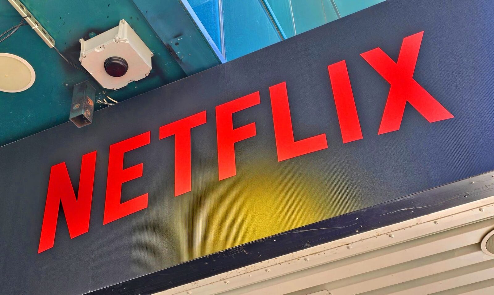 Netflix crește prețurile abonamentelor: Cât vor plăti românii în plus Gigantul de streaming Netflix a anunțat o majorare a prețurilor pentru abonamentele sale, o decizie care va afecta și utilizatorii din România