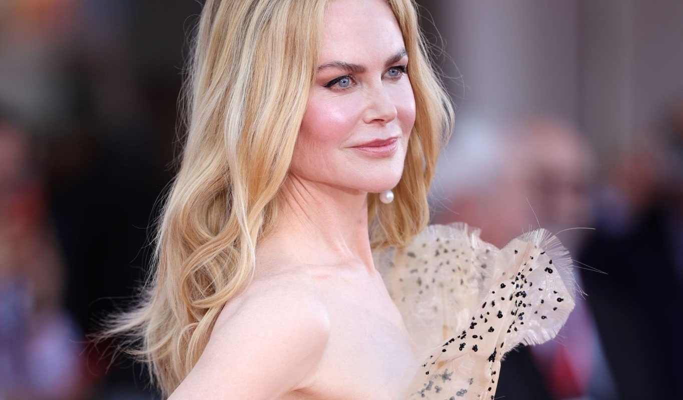 Nicole Kidman sparge tiparele: O dimineață la biserică, în loc de antrenamente intense, înaintea Oscarurilor În timp ce majoritatea vedetelor se pregătesc pentru gala premiilor Oscar prin sesiuni de antrenament fizic, tratamente de înfrumusețare sau mese bogate în nutrienți, actrița de renume mondial Nicole Kidman pare să aibă o abordare diferită