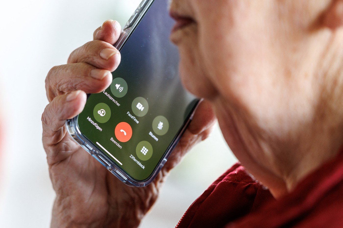 Atenție la telefoane: escrocheria „da” vizează românii O nouă schemă de înșelăciune, detectată inițial în Germania, a început să se răspândească și în alte țări, inclusiv în România, exploatând răspunsurile afirmative oferite de victime la telefon