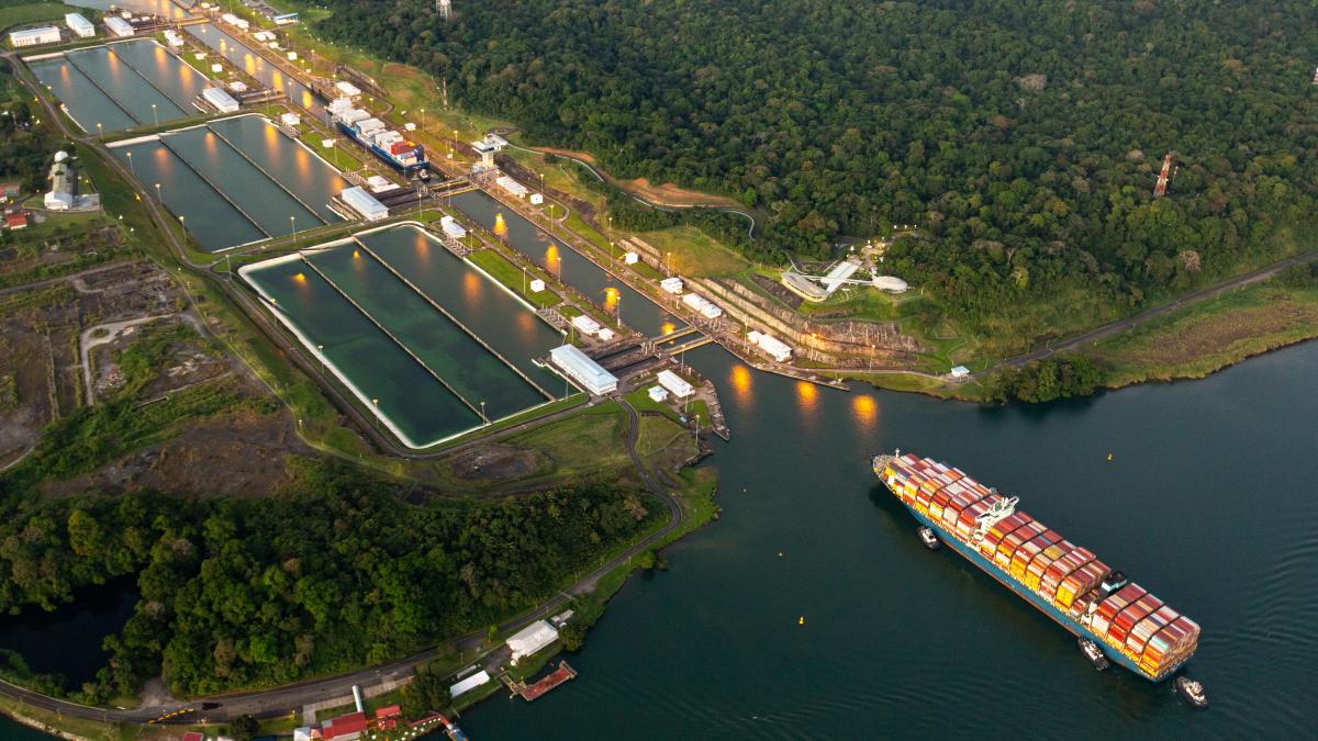 Războiul din Orientul Mijlociu și scumpirea combustibilului redirecționează traficul naval spre Canalul Panama Conflictul din Strâmtoarea Ormuz, combinat cu creșterea prețurilor la combustibil, face ca ruta maritimă prin Canalul Panama să devină o alternativă atractivă pentru transportatorii internaționali
