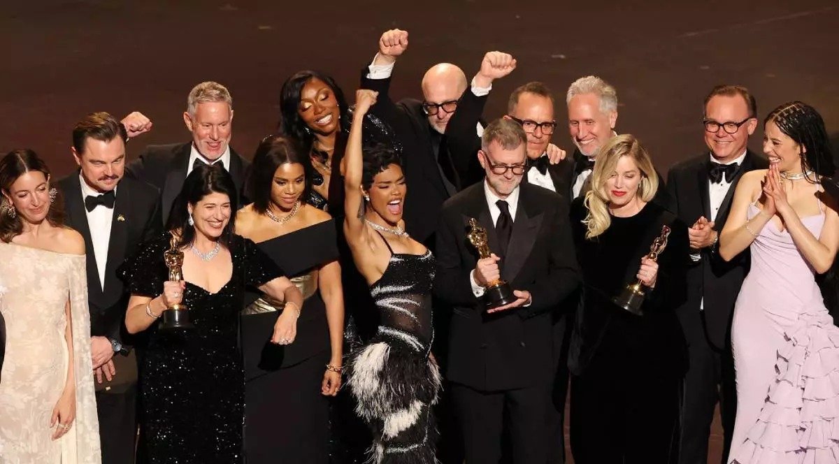 Oscar 2026: „One Battle After Another” marele câștigător, „Sinners” pe urmele lui Cea de-a 98-a ediție a Premiilor Oscar, desfășurată în 2026, a consfințit o luptă strânsă între două producții majore: „One Battle After Another” și „Sinners”