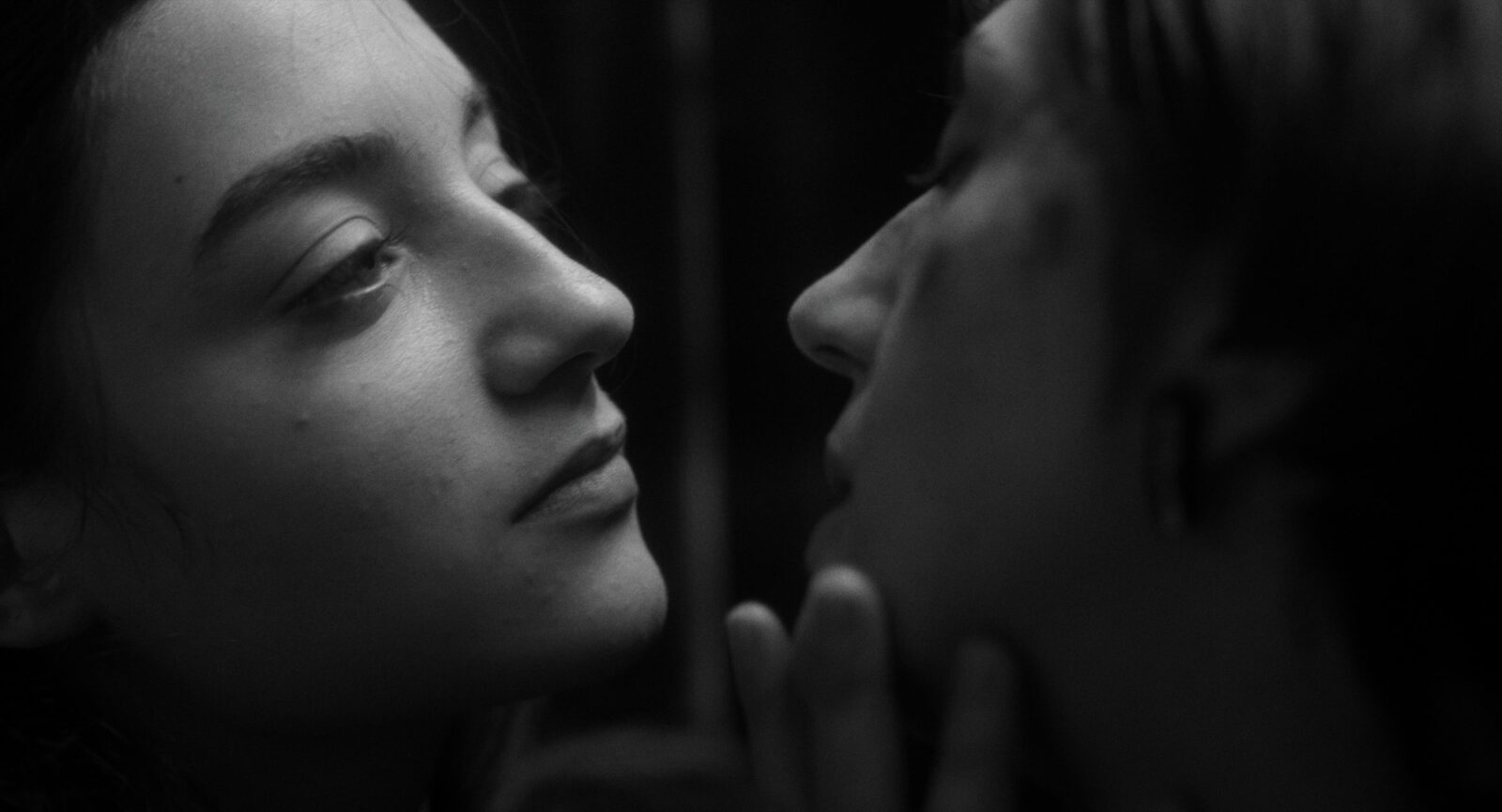 O româncă pe lista nominalizărilor Oscar: „Two People Exchanging Saliva”, un film-manifest despre libertate Scurtmetrajul „Two People Exchanging Saliva”, regizat de Natalie Musteata, a fost nominalizat la premiile Oscar