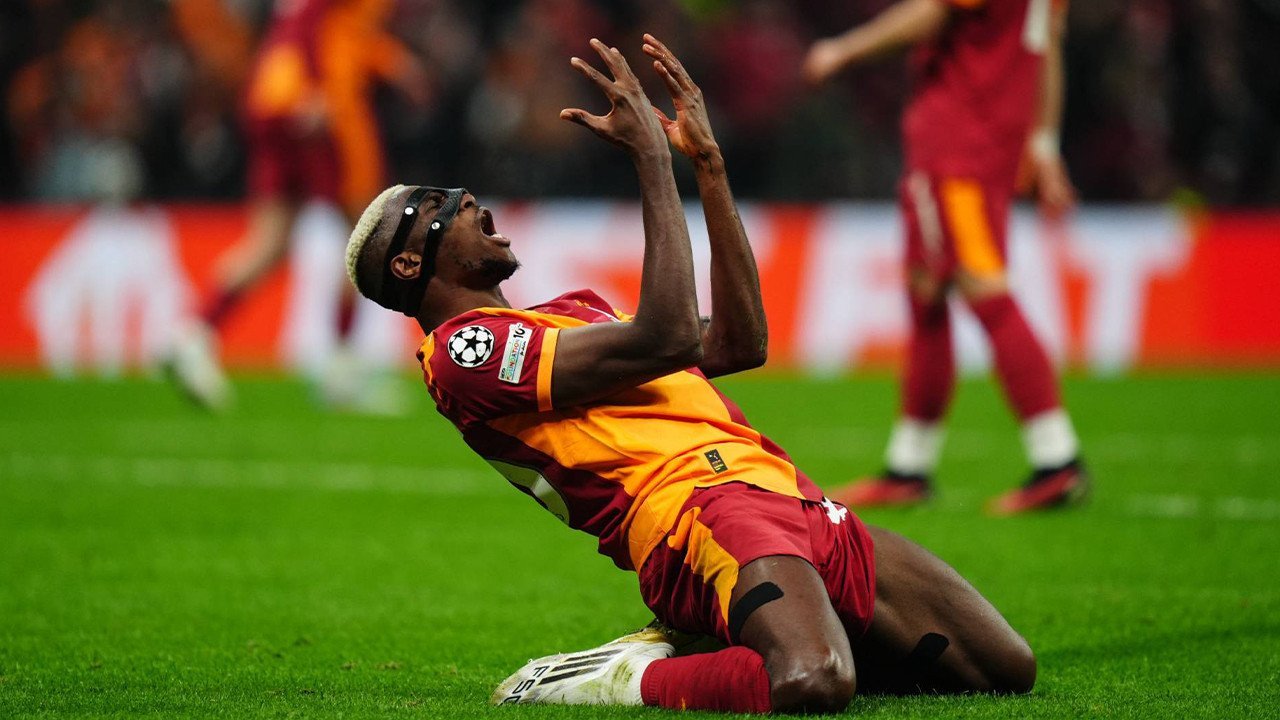 Atmosferă emoționantă pe stadionul Galatasaray înainte de meciul cu Liverpool Istanbul, Turcia – Suporterii echipei Galatasaray au creat o atmosferă electrizantă pe stadionul Rams Park, înaintea meciului din optimile de finală ale Ligii Campionilor cu Liverpool