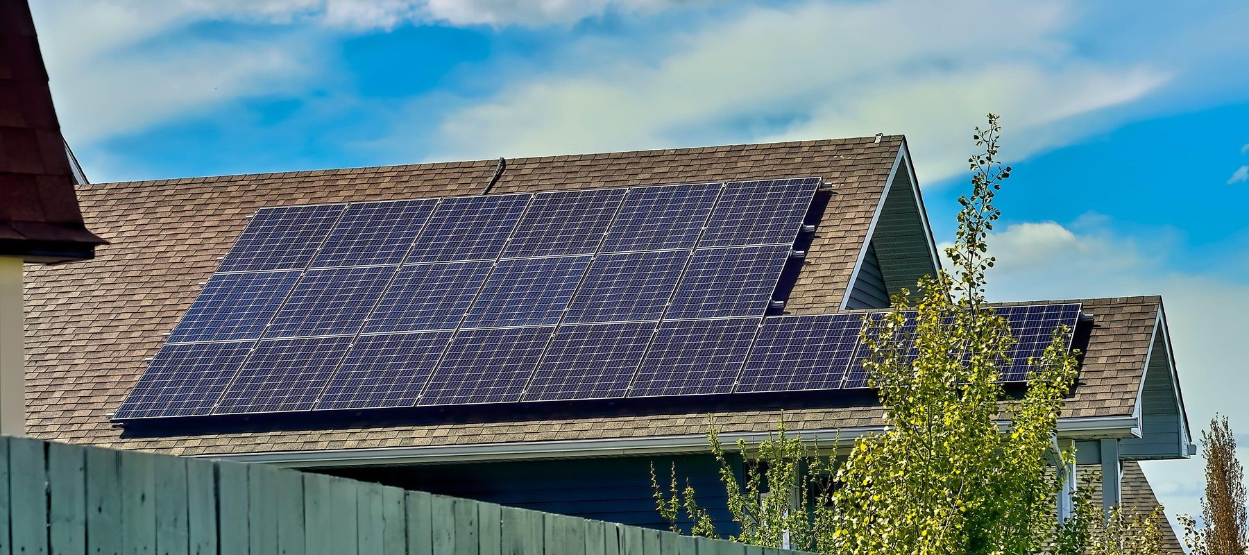 Cât costă să îți instalezi panouri solare în 2026 și cum poți beneficia de fonduri guvernamentale Instalarea unui sistem fotovoltaic rezidențial în România poate varia între 13.500 și 40.000 de lei, conform estimărilor pentru anul 2026