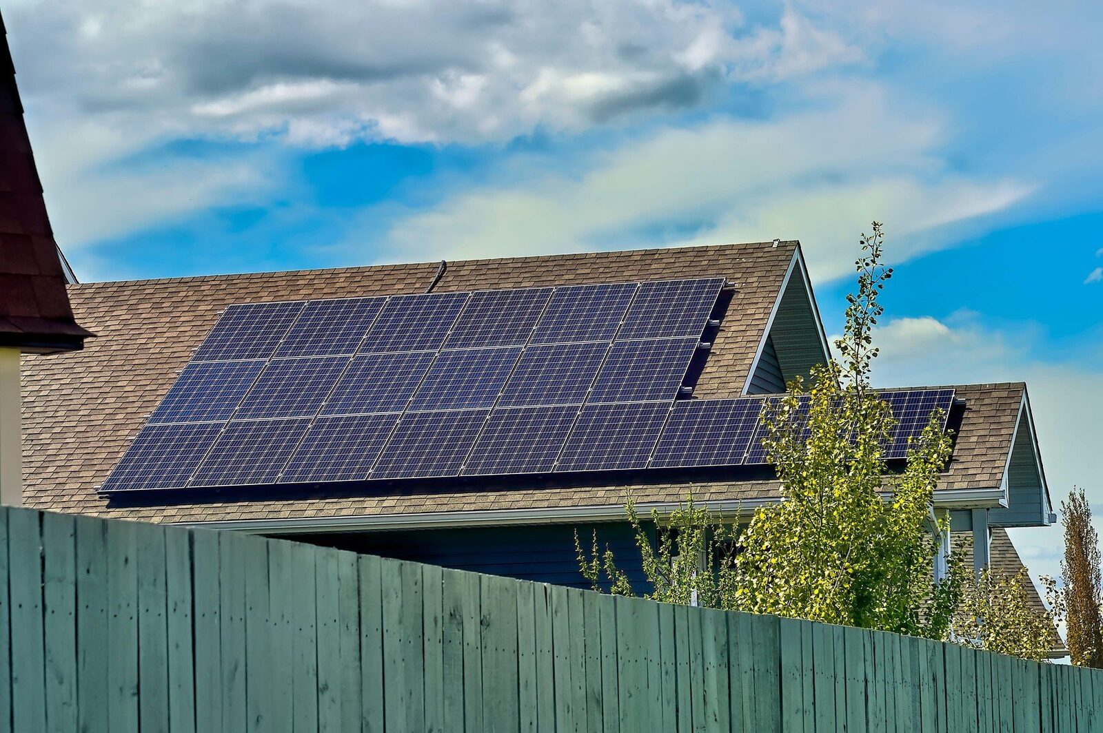 Cât costă să îți instalezi panouri solare în 2026 și cum poți beneficia de fonduri guvernamentale Instalarea unui sistem fotovoltaic rezidențial în România poate varia între 13.500 și 40.000 de lei, conform estimărilor pentru anul 2026